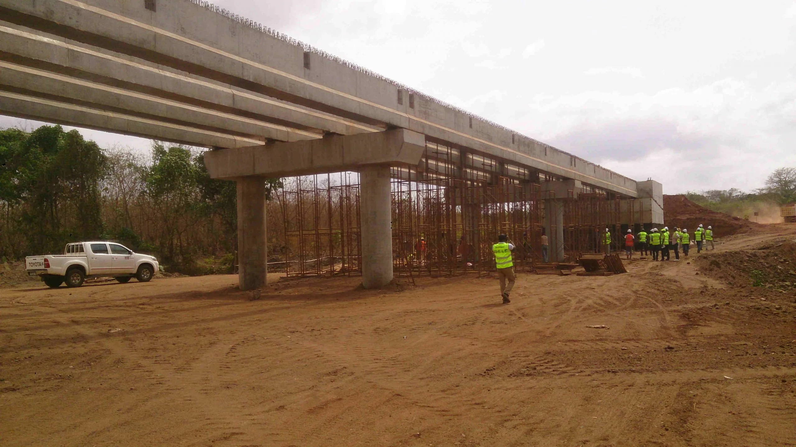 Ouvrage d'art en construction — pont sur infrastructure routière, Togo